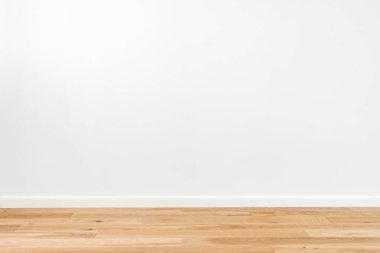 Beyaz boyalı sıva duvar ve doğal ahşap dişbudak 3 bantlı parke tahta ahşap döşeme. İskandinav tarzı ile geniş beyaz süpürgelik boş iç döşeme. Açık kahverengi, bisküvi renk