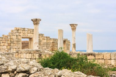 Bazilika, antik Yunan şehir Chersonesus Taurica bulutlu gökyüzü, Sevastopol, sonbahar altında Crimea yarımadasında harabeye