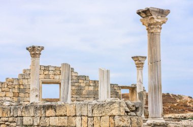Bazilika, antik Yunan şehir Chersonesus Taurica bulutlu gökyüzü, Sevastopol, sonbahar altında Crimea yarımadasında harabeye