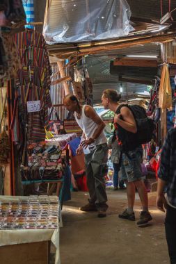 İki erkek turistler DOI Pui tepe kabile Köyü, etnik azınlık miao veya hmong veya maew Chianf Mai ili, Kuzey Tayland piyasasının el sanatları Hediyelik eşya seçme
