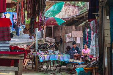 Hmong kadın giysileri satan. Doi Pui tepe kabile Köyü, el sanatları Pazar Chianf Mai province, Kuzey Tayland miao veya maew halkının etnik azınlık