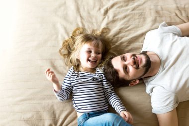 Yakışıklı genç baba ve mutlu kız birlikte eğlenin..