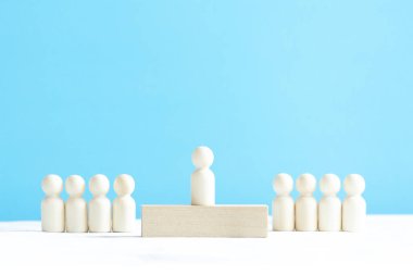 Mavi arka planda bir ahşap adam figürü