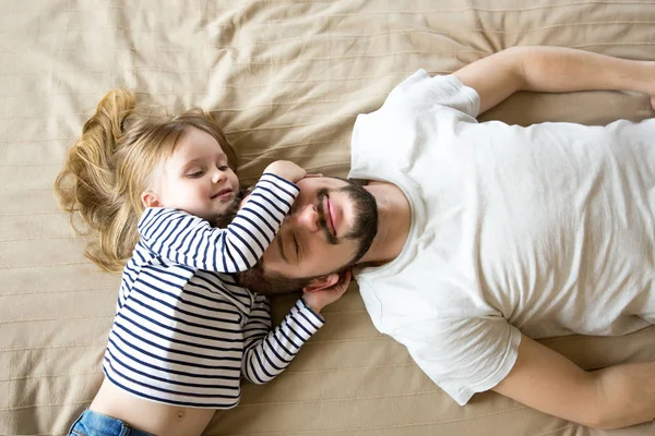 Joyeuse fête des pères ! Père aimant et sa fille étreignant . Image En Vente