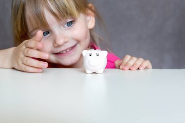 Kumbaralı sevimli sarışın kız, fotokopi odası, iç mekan.