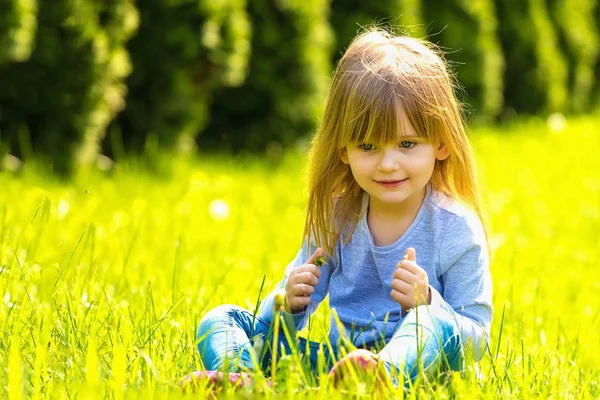 Jolie fille blonde avec des fleurs de pissenlit — Photo