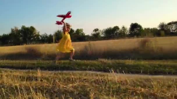 Criança Feliz Corre Com Avião — Vídeo de Stock