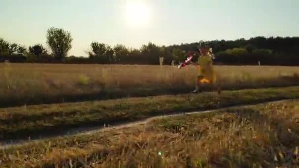 Super Slow Motion Joyeux Enfant Coureur Avec Maquette Avion — Video