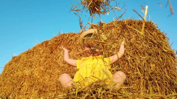 Feliz Niña Que Lanza Heno Movimiento Súper Lento — Vídeos de Stock