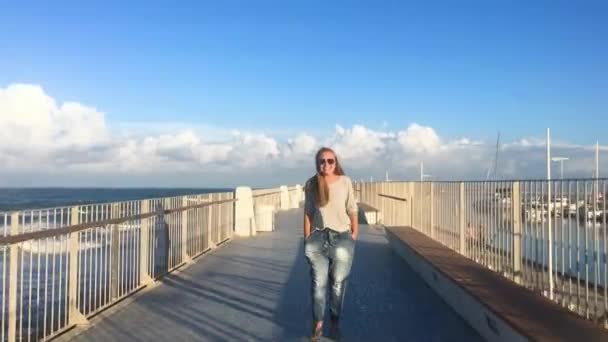 Joven Invita Con Mano Venir Caminando Por Muelle Del Mar — Vídeos de Stock