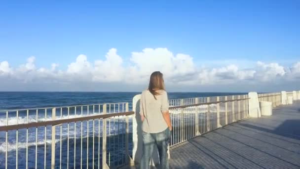 Ευτυχισμένη Γυναίκα Που Περπατάει Στην Προβλήτα Ηλιοβασίλεμα Αργή Κίνηση Πλήρες — Αρχείο Βίντεο
