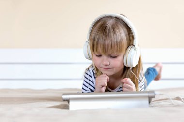 Ev, teknoloji, erken eğitim ve müzik konsepti.