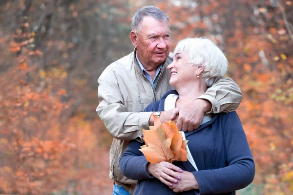Dos personas mayores cariñosas abrazos y hablar — Foto de Stock
