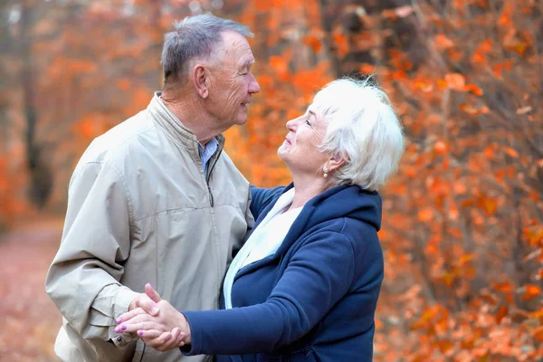 El hombre mayor quiere beso mujer mayor — Foto de Stock