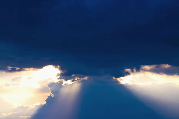 Темное грозовое небо с полупрозрачным солнцем — стоковое фото