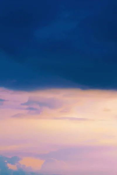 Темное грозовое небо с полупрозрачным солнцем — стоковое фото