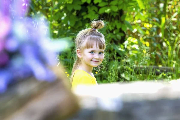 Glücklich lächelndes Mädchen mit Krone aus Sommerblumen — Stockfoto