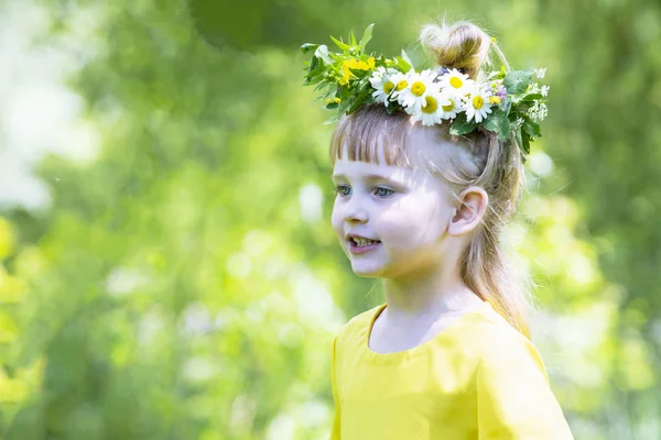 Menina sorrindo feliz com coroa de flores de verão — Fotografia de Stock
