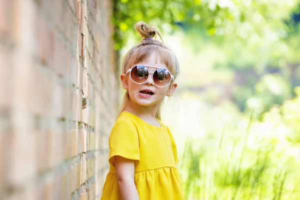 Menina engraçada em vestido amarelo — Fotografia de Stock