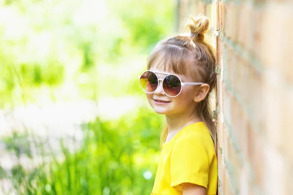 Bonne fille en robe d'été jaune — Photo