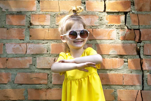 Menina feliz em vestido amarelo — Fotografia de Stock