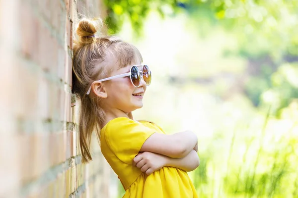 Copil fericit în rochie galben handmade — Fotografie, imagine de stoc