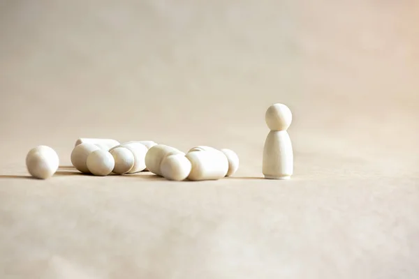 Wooden woman pawn wins the competition. — Stock Photo, Image