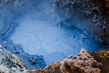 İzlanda'daki jeotermal alanda sıcak akışı