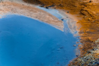 İzlanda'daki jeotermal alanda sıcak akışı