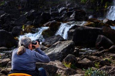 bir şelale, kayalık İzlanda yatay 