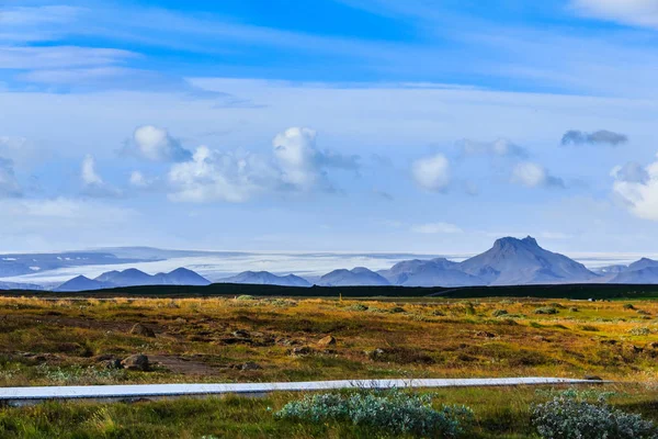Landschaft mit Autobahn und isländischem Gebirge — Stockfoto