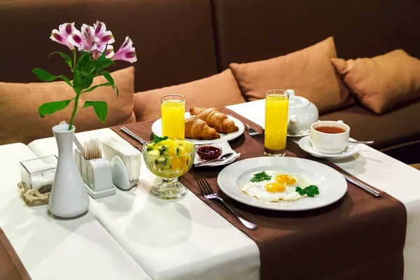 Europese ontbijt, zakenlunch, Frans ontbijt, croissant, — Stockfoto
