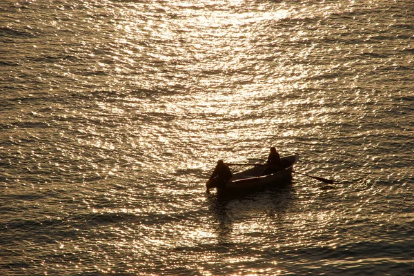 Le pêcheur et l'aide pêchent . — Photo