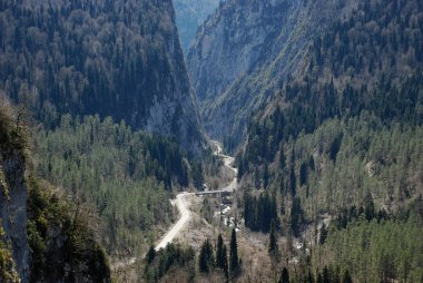 Dağlar arasında geçen bir yol