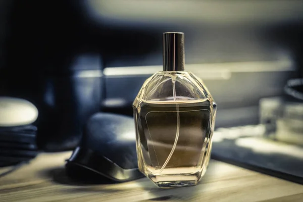 Frasco Perfume Colocado Mesa Fundo Material Escritório Fundo Preto — Fotografia de Stock