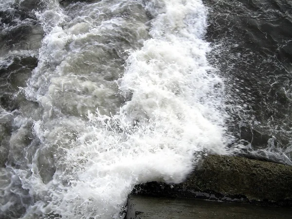 Havsvågor Mörkt Vatten Slog Mot Kustklipporna Ett Oändligt Antal Stänk — Stockfoto