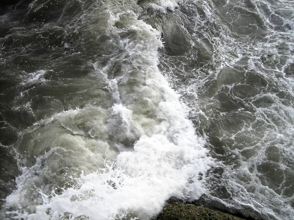 Mořské Vlny Temné Vody Bušily Pobřežních Skal Nekonečný Počet Cákanců — Stock fotografie