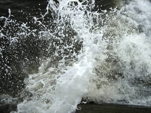 Θαλάσσια Κύματα Σκοτεινών Νερών Χτυπούν Τους Παράκτιους Βράχους Ένας Άπειρος — Φωτογραφία Αρχείου