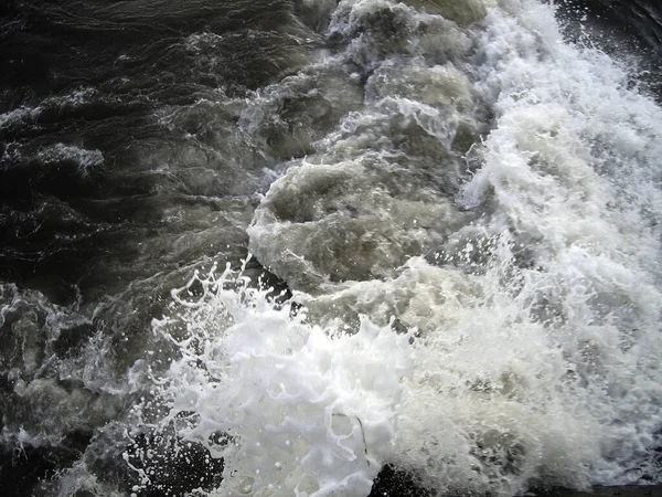 Ondas Marinhas Água Escura Batem Contra Rochas Costeiras Número Infinito — Fotografia de Stock