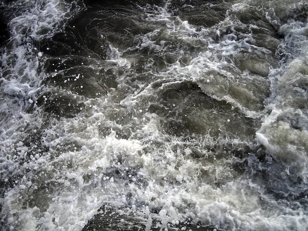 Zeegolven Van Donker Water Slaan Tegen Rotsen Aan Een Oneindig — Stockfoto