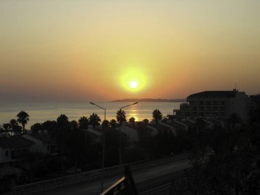 Güneşin ufuktan battığı sakin ve berrak bir akşamda.