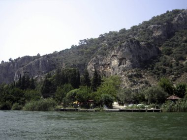 Antik çağların mimari anıtlarıyla dağlık deniz kıyıları, sudan manzaralı..