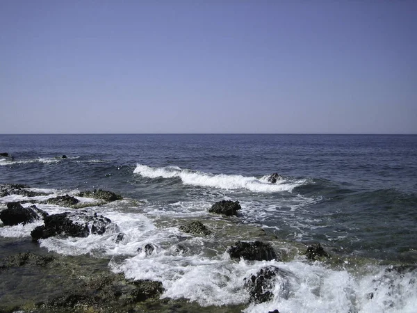 Slabé Vlny Jemně Omývají Kameny Ležící Mělkém Dně Mořského Skalnatého — Stock fotografie