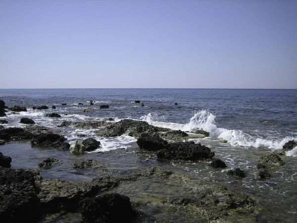 Slabé Vlny Jemně Omývají Kameny Ležící Mělkém Dně Mořského Skalnatého — Stock fotografie