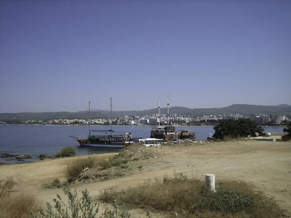 Açık Bir Günde Sahilde Turistleri Küçük Bir Yat Bekliyor — Stok fotoğraf