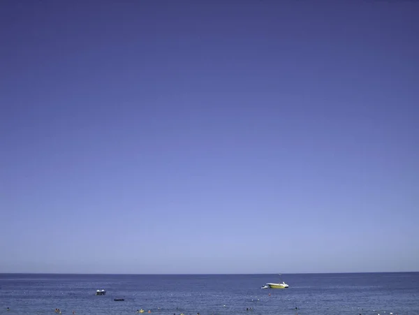 Den Platta Linjen Havet Horisonten Mellan Den Molnfria Himlen Och — Stockfoto