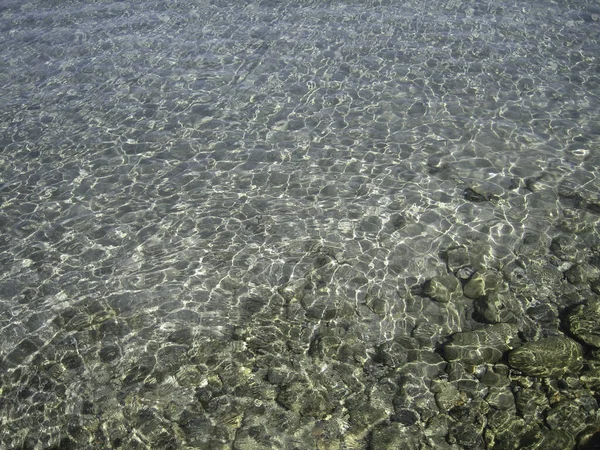 Genom Det Klara Vattnet Solens Strålar Kan Det Grunda Havsbotten — Stockfoto