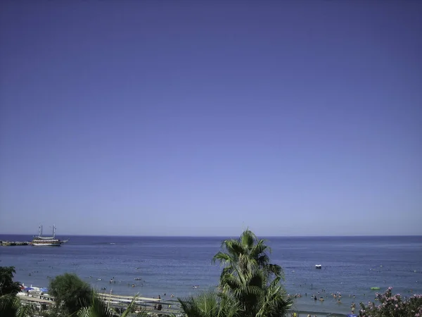 Costa Mar Sul Azul Dia Sem Nuvens Ensolarado Costa Edifícios — Fotografia de Stock