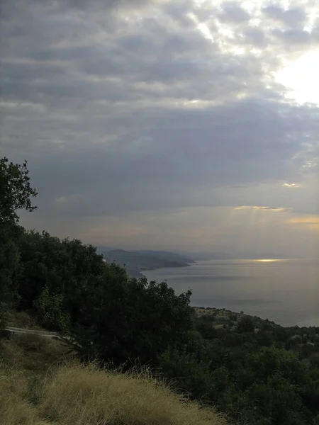 Sonnenuntergang Durch Wolken Über Dem Meer Der Graue Himmel Verschmilzt — Stockfoto