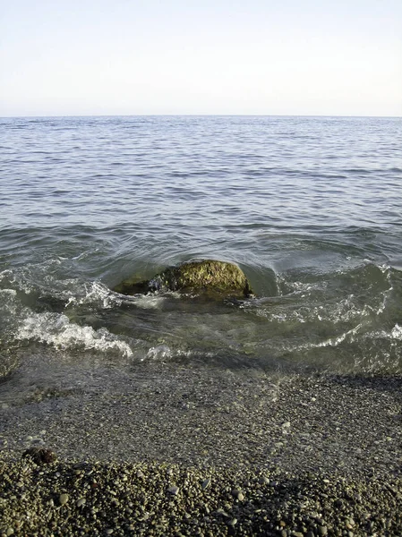 Weak Waves Gently Wash Stones Lying Shallow Bottom Sea Rocky — Stock Photo, Image
